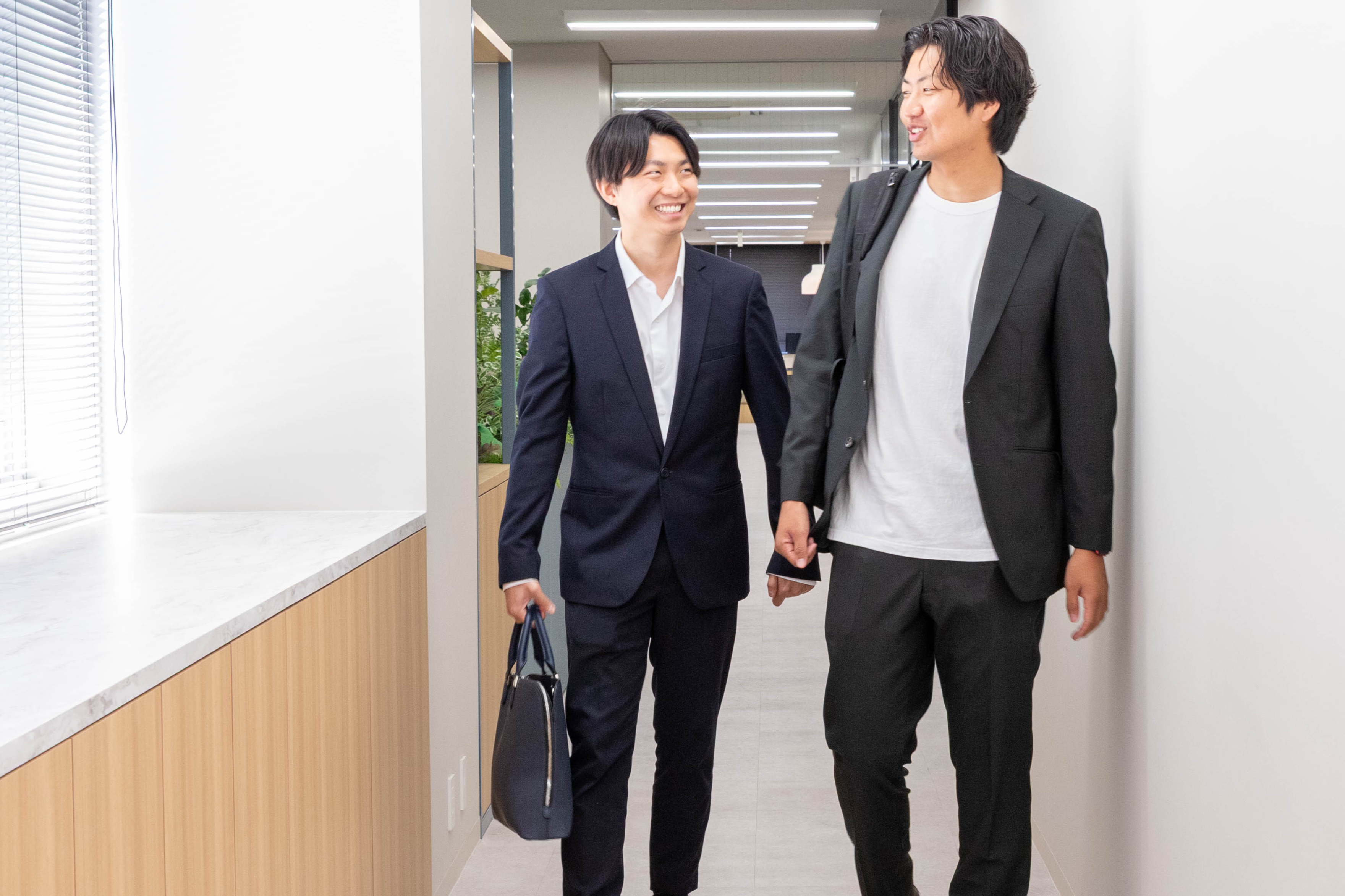 スーツを着た営業職の男性2名