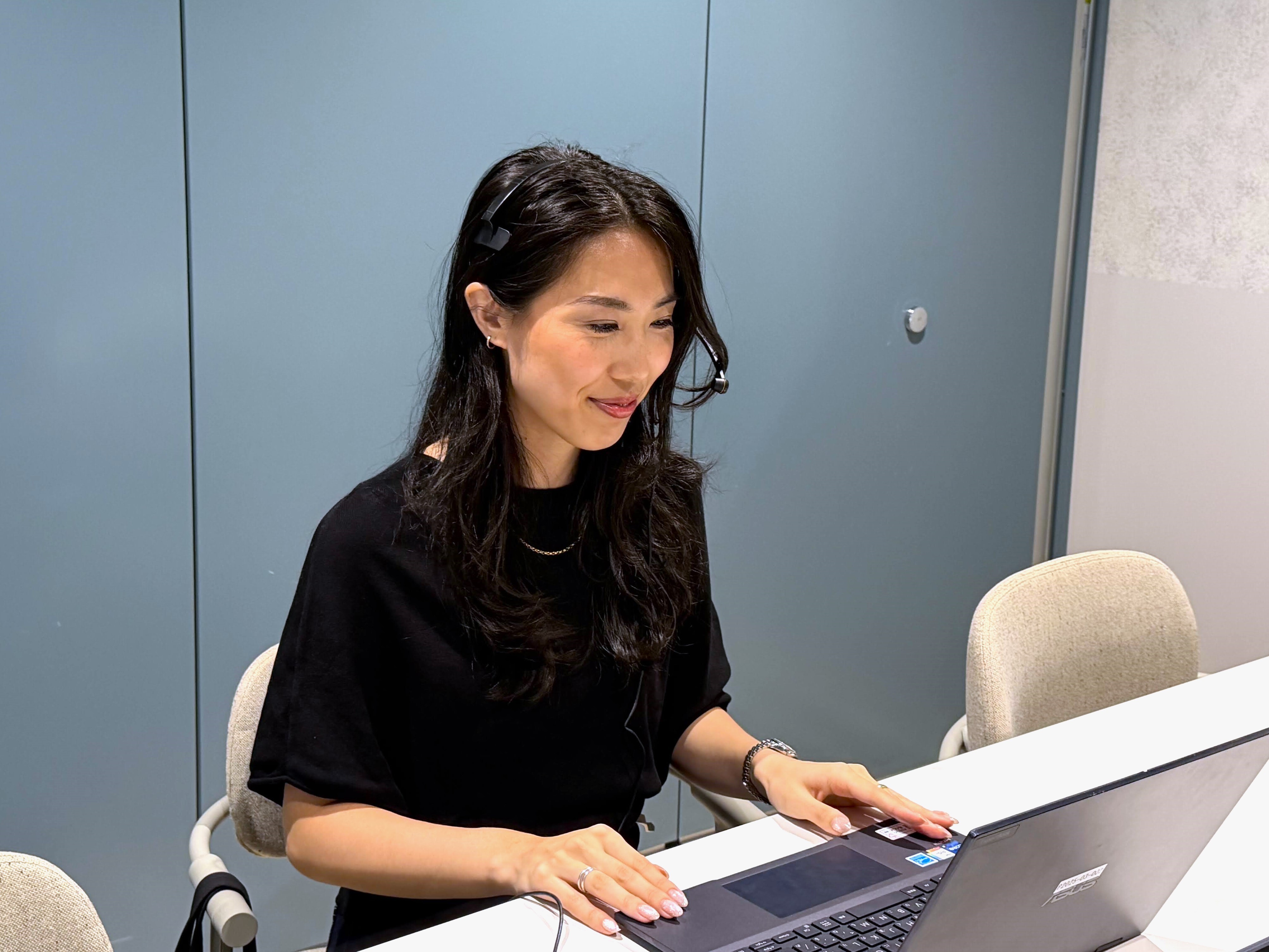 PCでオンラインミーティングをする女性