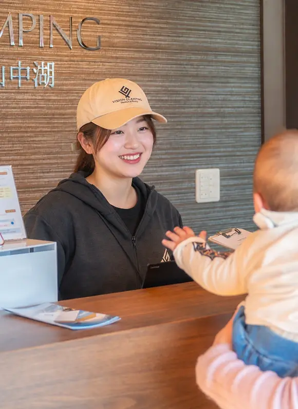 活気あるオフィス環境で成長を目指す若手社員のビジュアル